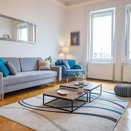 Chic Central Flat With River View Budapest Bagian luar foto
