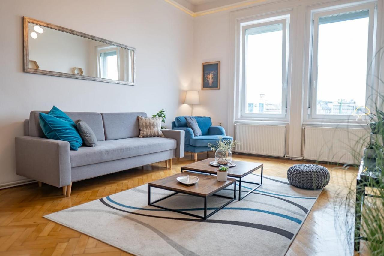 Chic Central Flat With River View Budapest Bagian luar foto