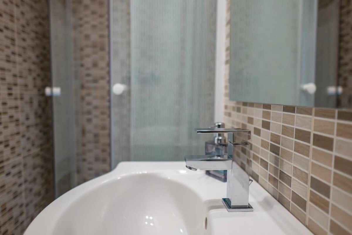 Chic Central Flat With River View Budapest Bagian luar foto