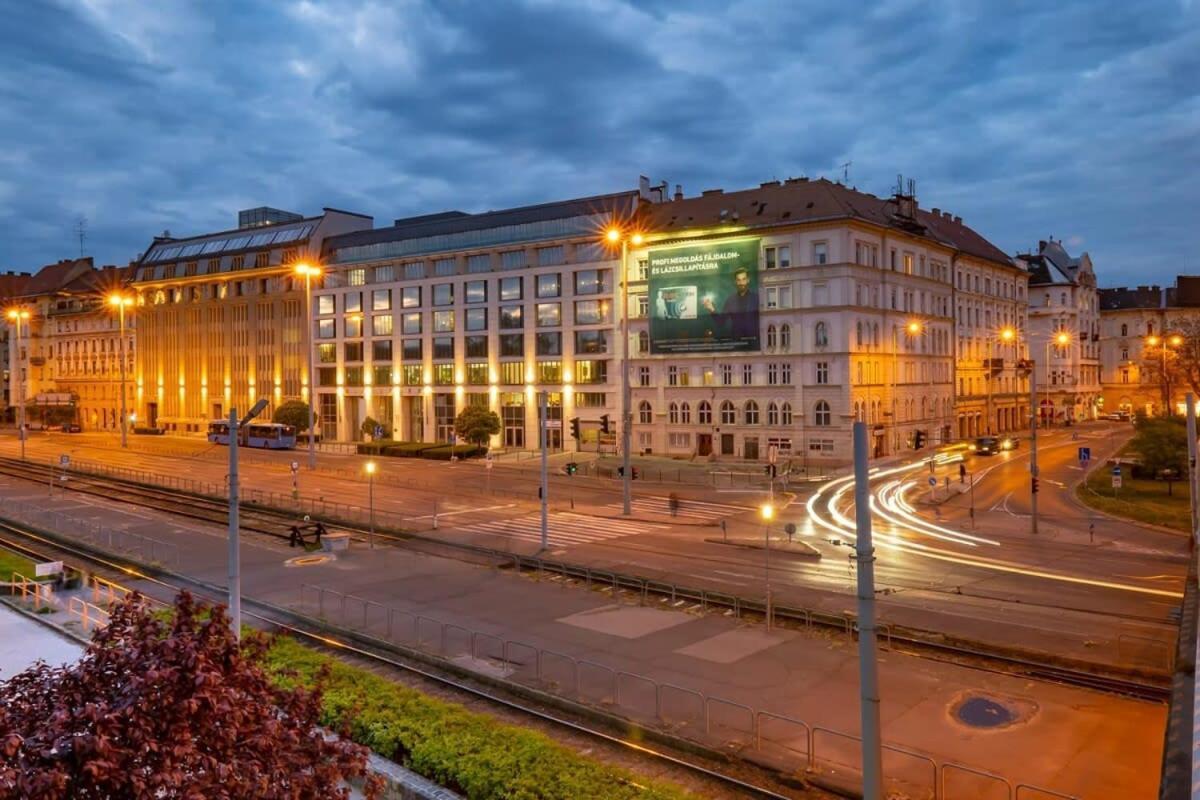 Chic Central Flat With River View Budapest Bagian luar foto