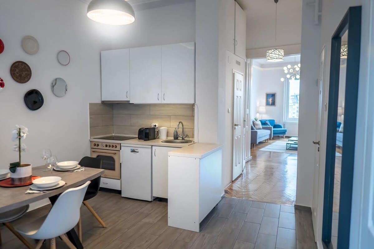 Chic Central Flat With River View Budapest Bagian luar foto