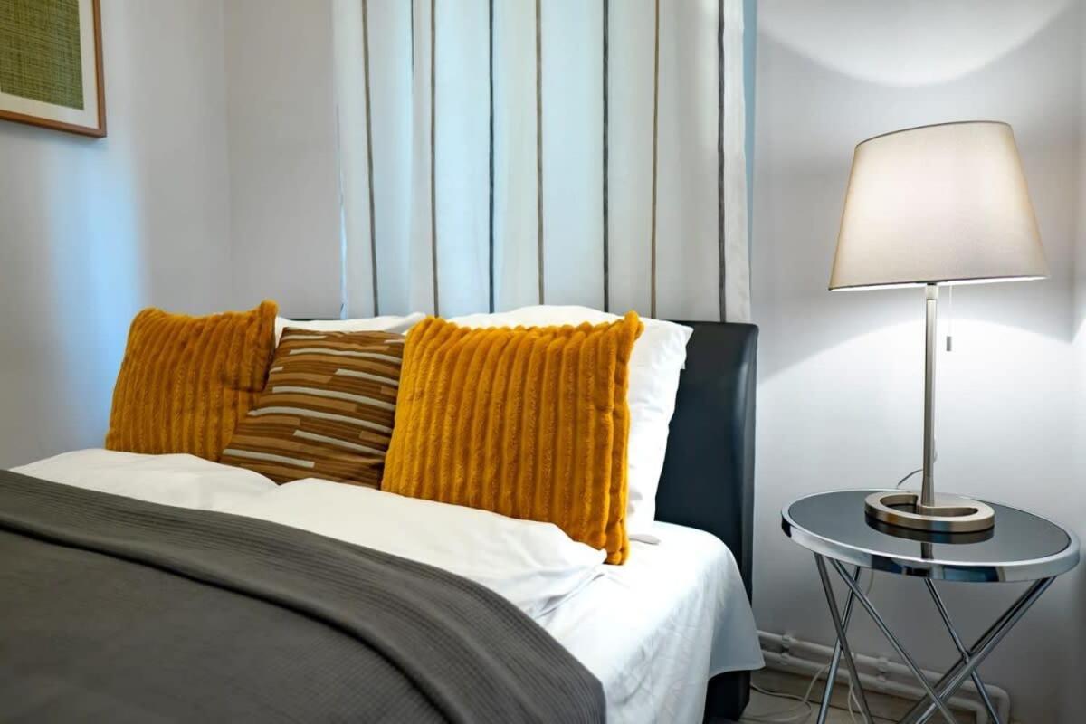 Chic Central Flat With River View Budapest Bagian luar foto