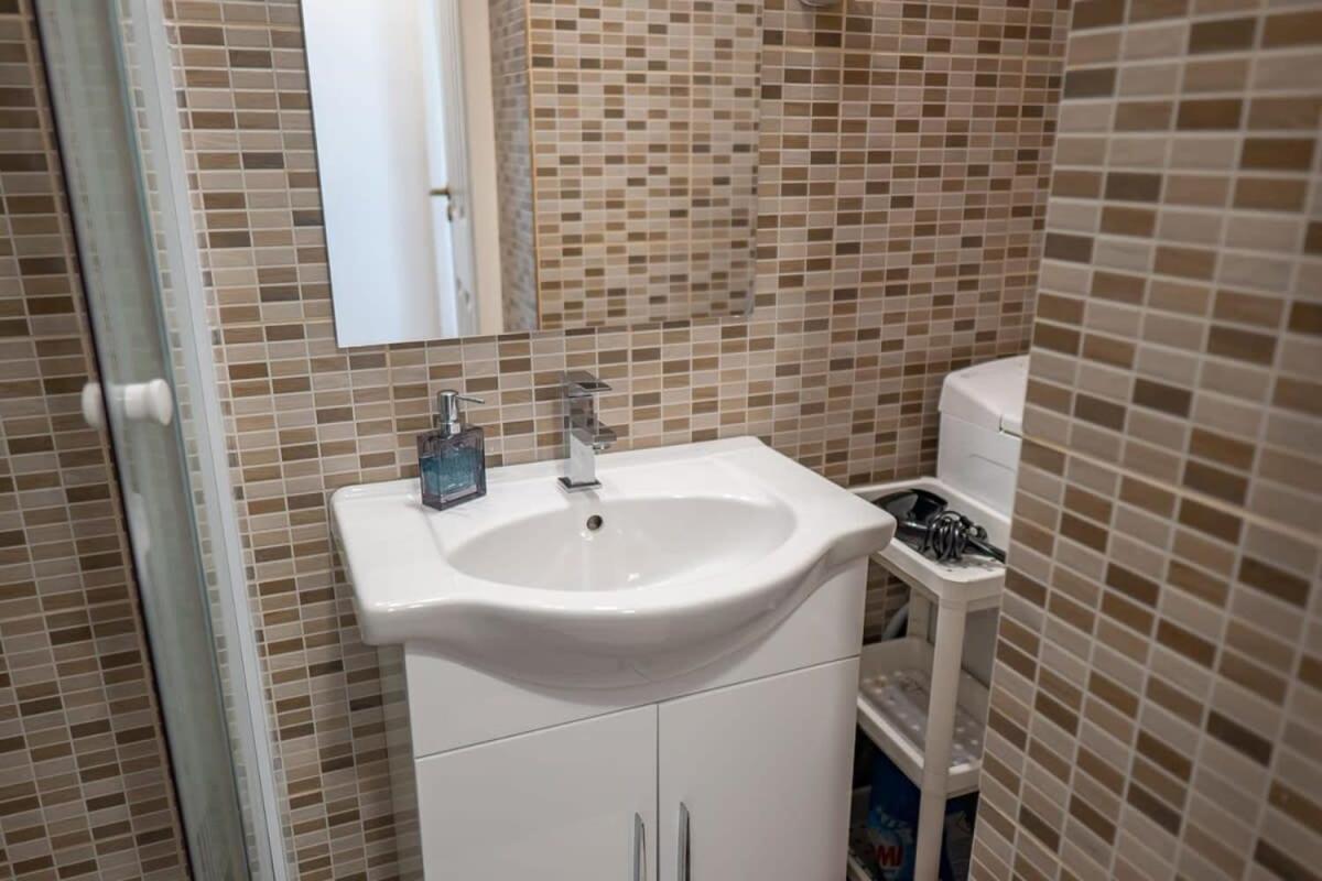 Chic Central Flat With River View Budapest Bagian luar foto