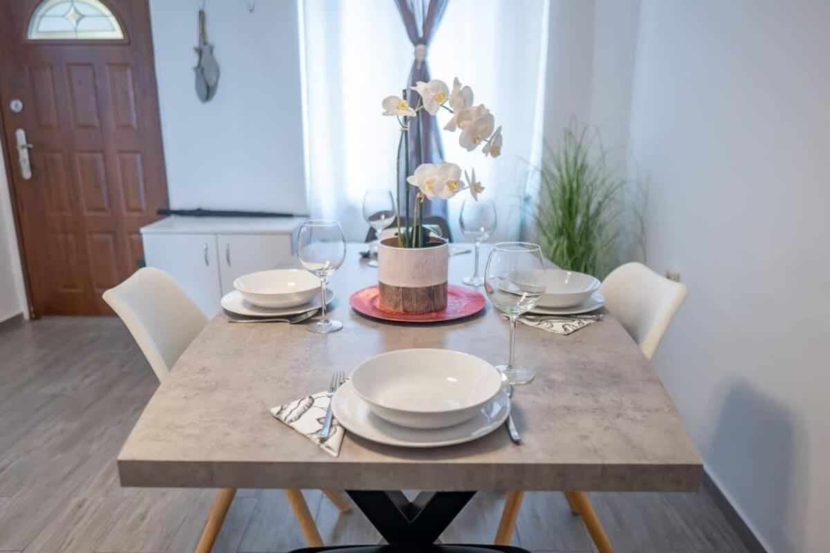 Chic Central Flat With River View Budapest Bagian luar foto