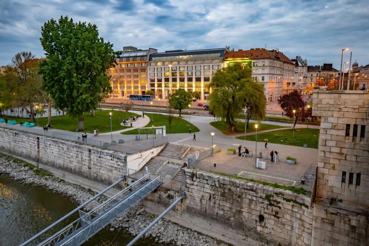 Chic Central Flat With River View Budapest Bagian luar foto