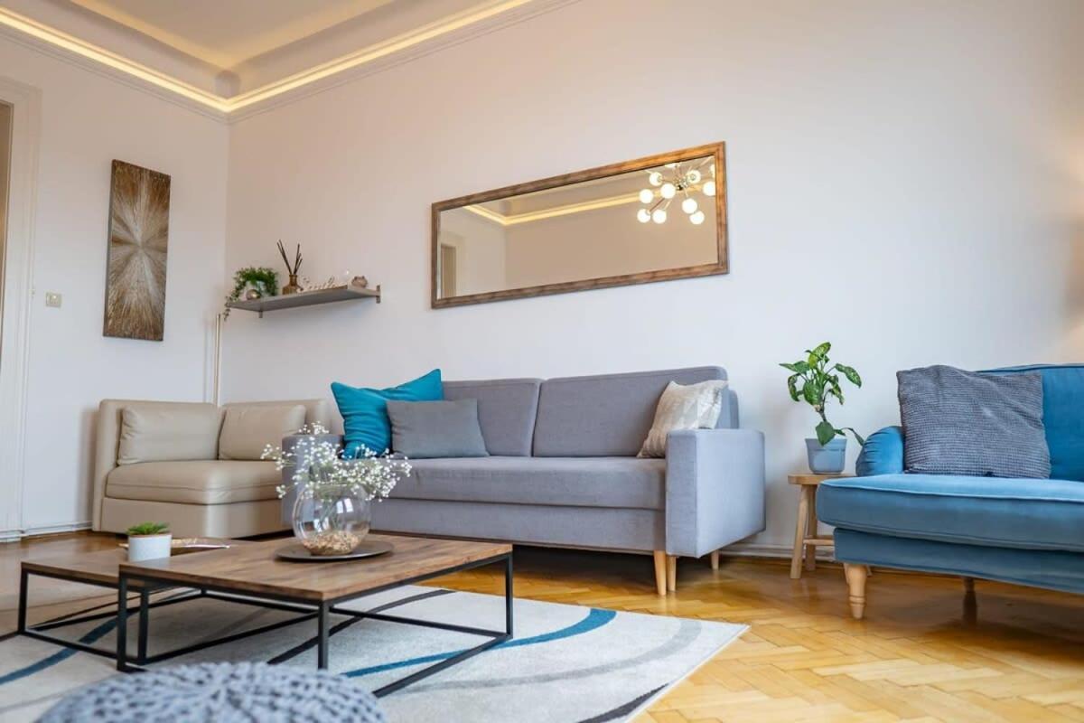 Chic Central Flat With River View Budapest Bagian luar foto