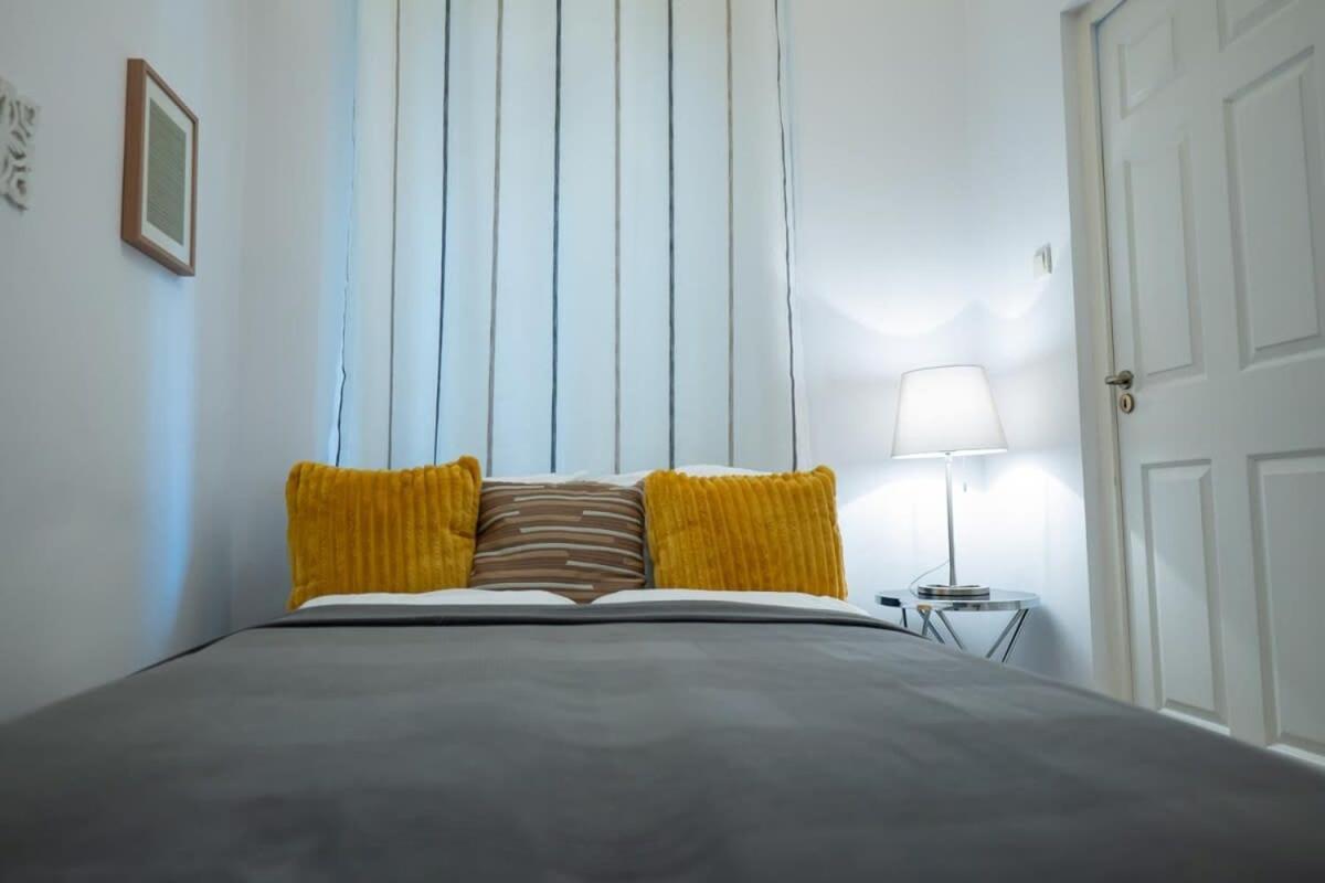 Chic Central Flat With River View Budapest Bagian luar foto