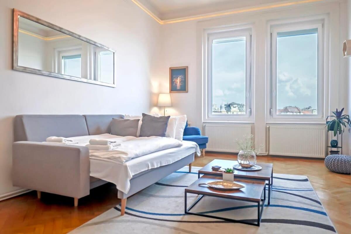 Chic Central Flat With River View Budapest Bagian luar foto
