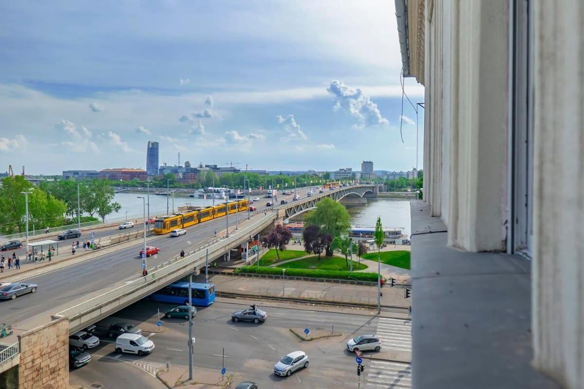 Chic Central Flat With River View Budapest Bagian luar foto