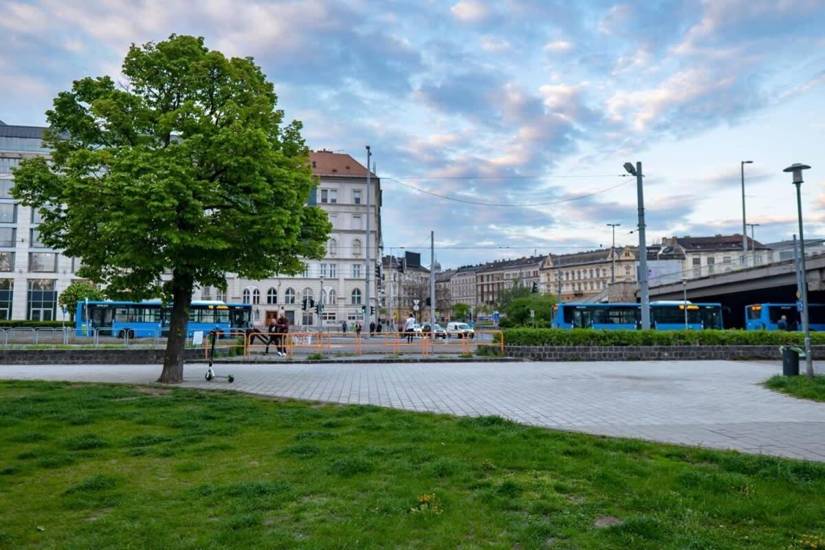 Chic Central Flat With River View Budapest Bagian luar foto